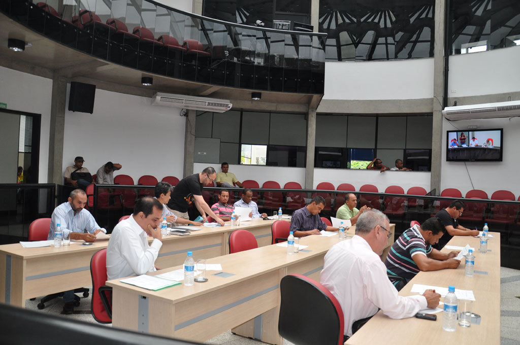 Vereadores discutem emendas e aprovam PPA e Orçamento