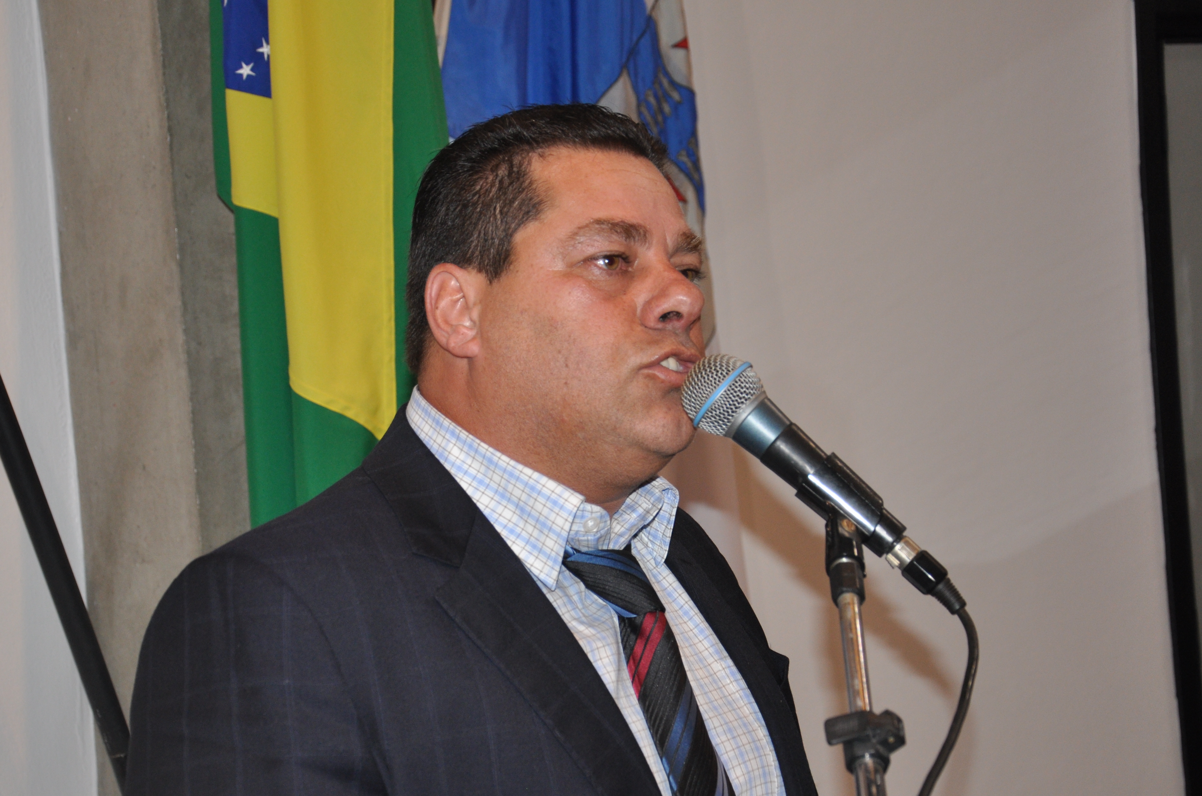 Acúmulo de entulhos prejudica moradores no Rodrigo Barreto