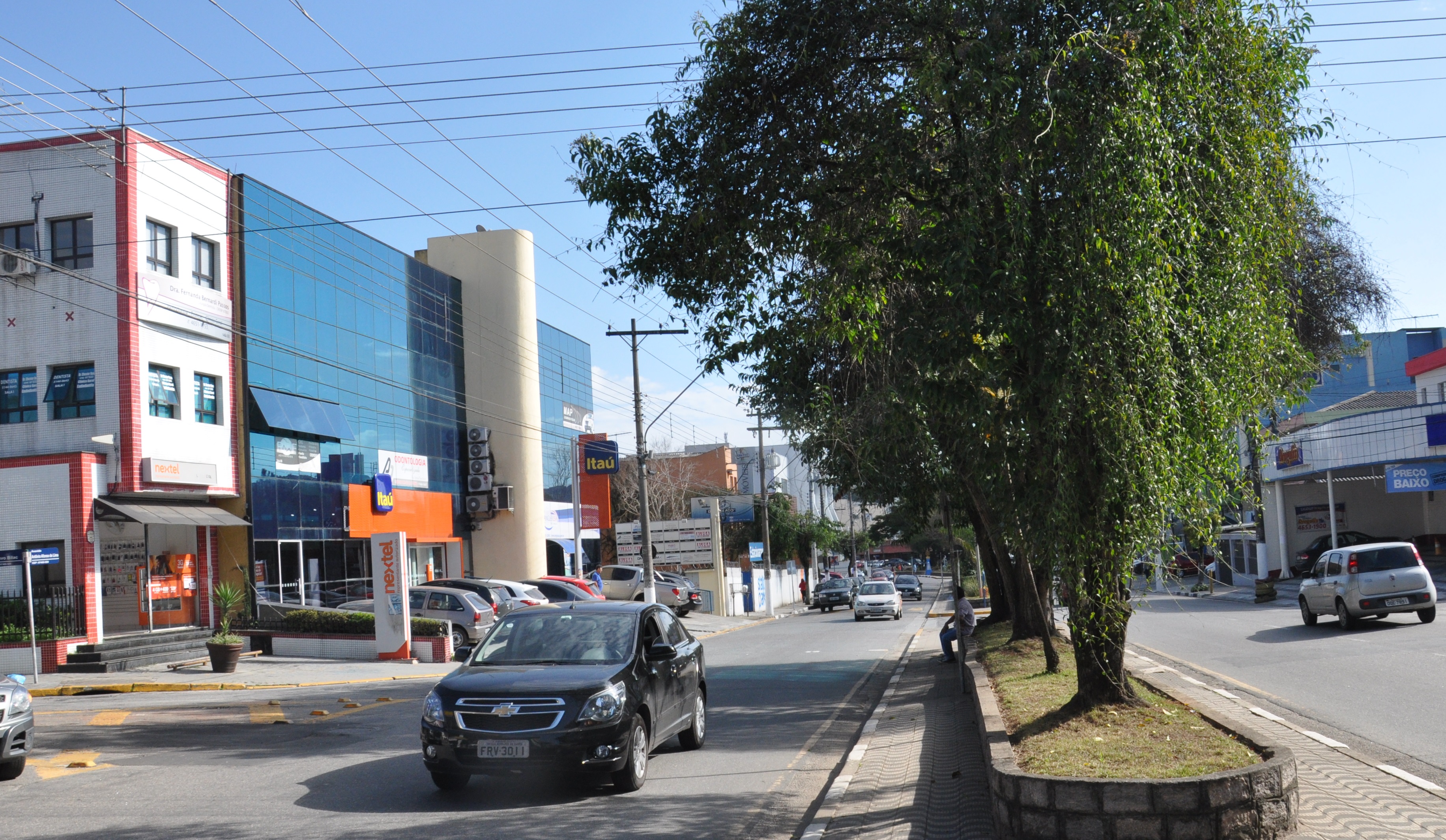 Moção de aplausos a banco é aprovada, mas provoca debate