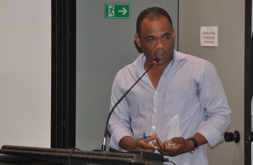 Gabriel critica morosidade na liberação de empreendimentos