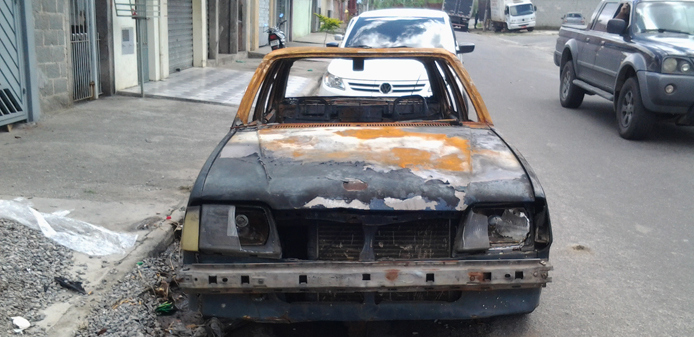 Carros abandonados são recolhidos pela Prefeitura