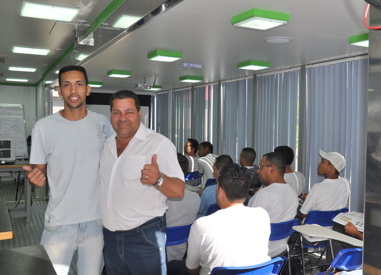 Gil do Gás visita carreta do Via Rápida