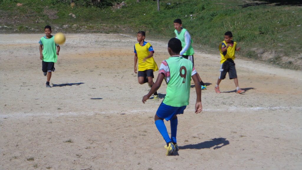 Mano’s cobra reforma no campo de futebol do Barreto