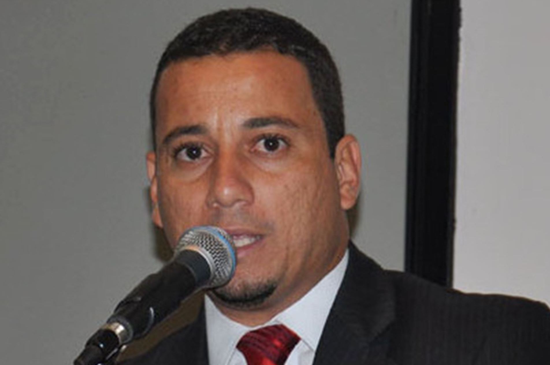 Caroba critica falta de respeito de bancos pelos clientes