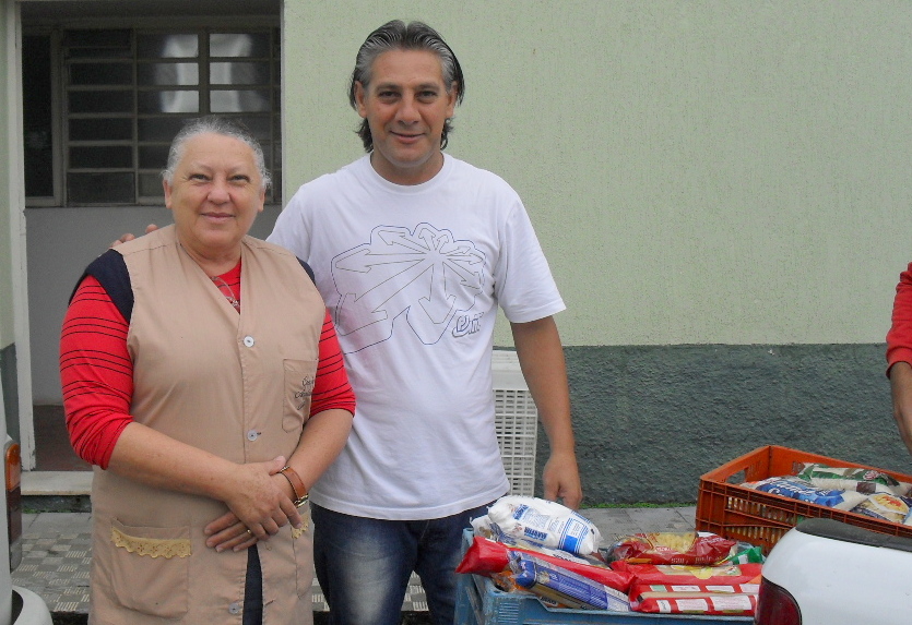Cocera Cabelo entrega alimentos à creche Acalanto
