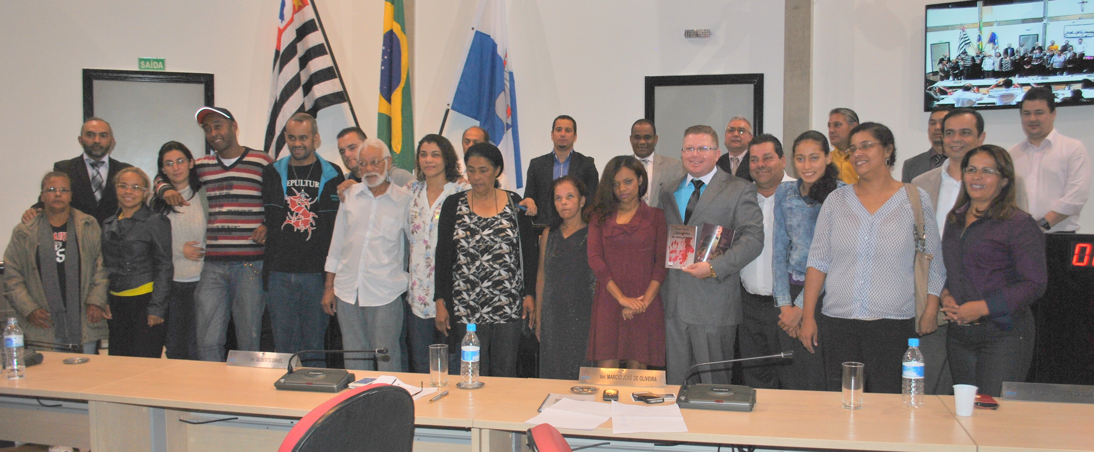 Câmara reconhece talento de escritoras arujaenses