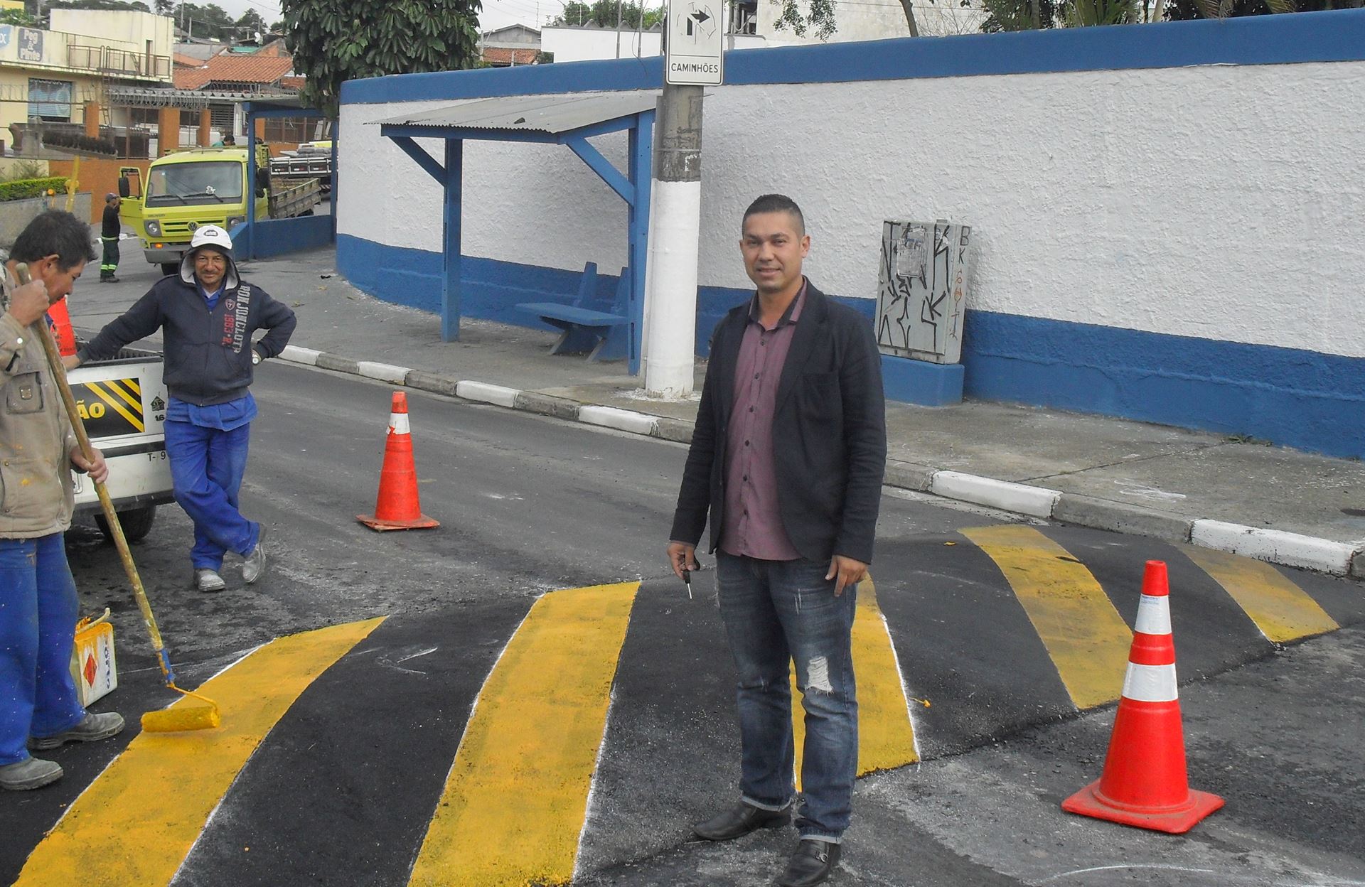 Rogério da Padaria acompanha instalação de lombadas na Leocádio Mendonça