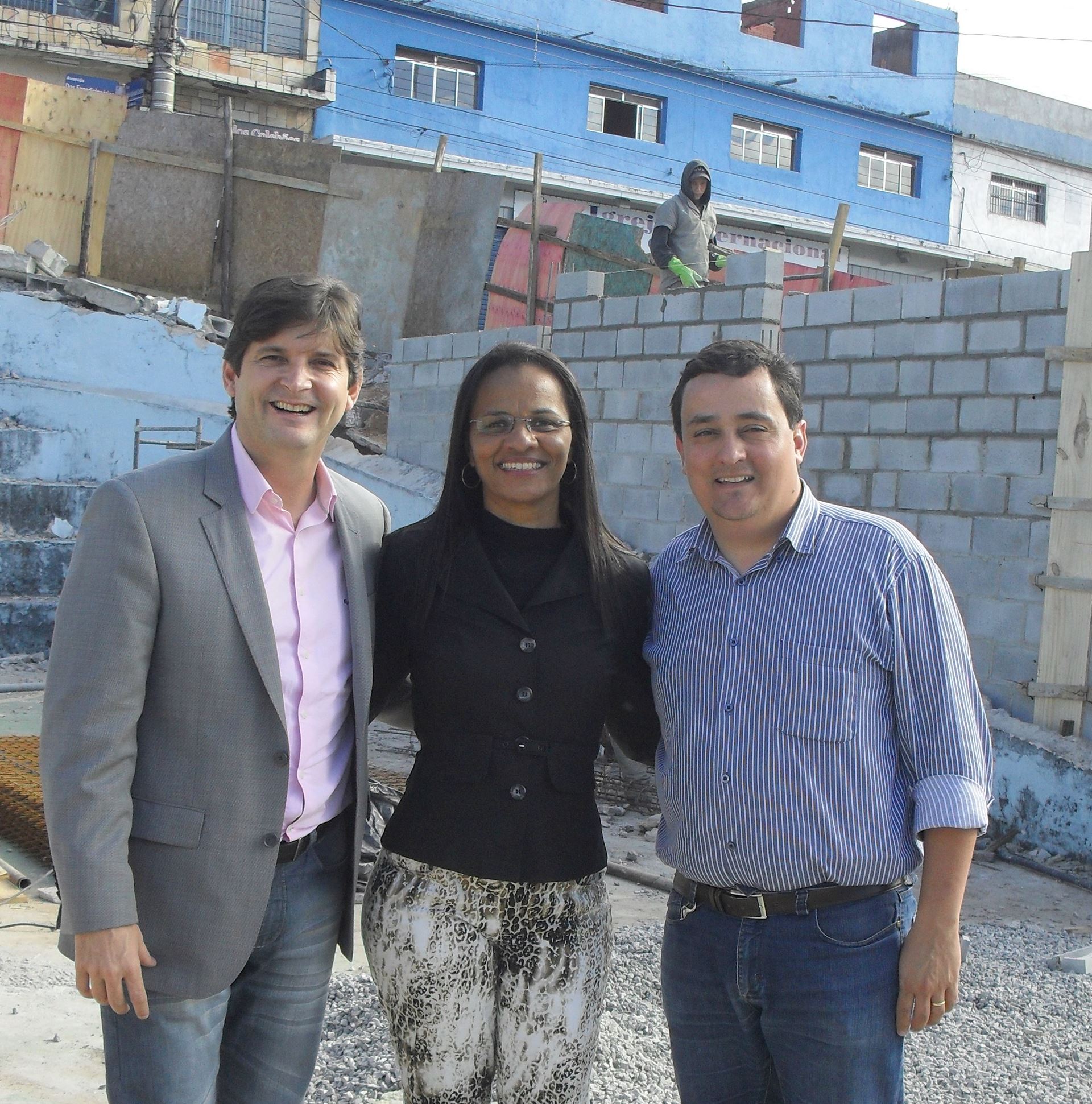 Abelzinho e André do Prado visitam obras da escola Washington Luiz