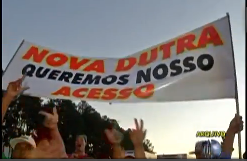 Moradores fecham Dutra na divisa de Guarulhos com Arujá; protesto é destaque em telejornais