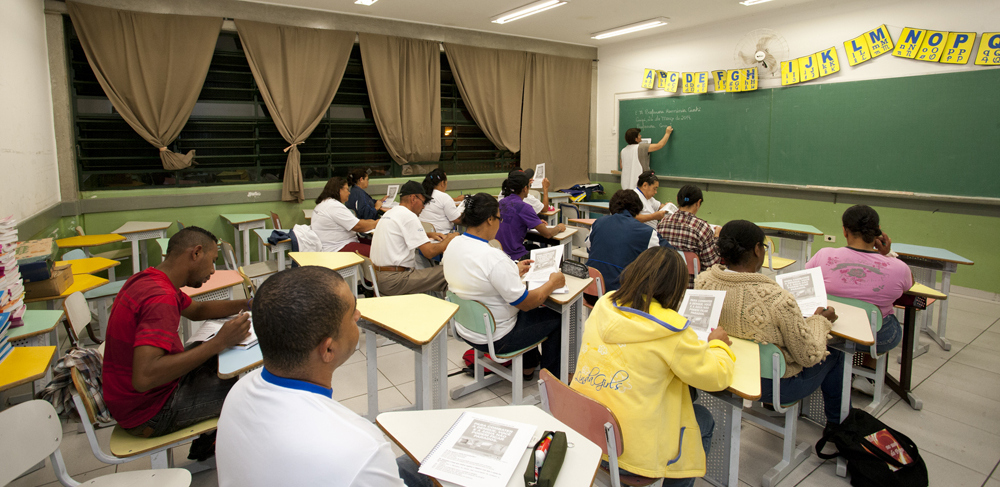 Quer voltar a estudar? Prefeitura oferece vagas para jovens e adultos em três escolas