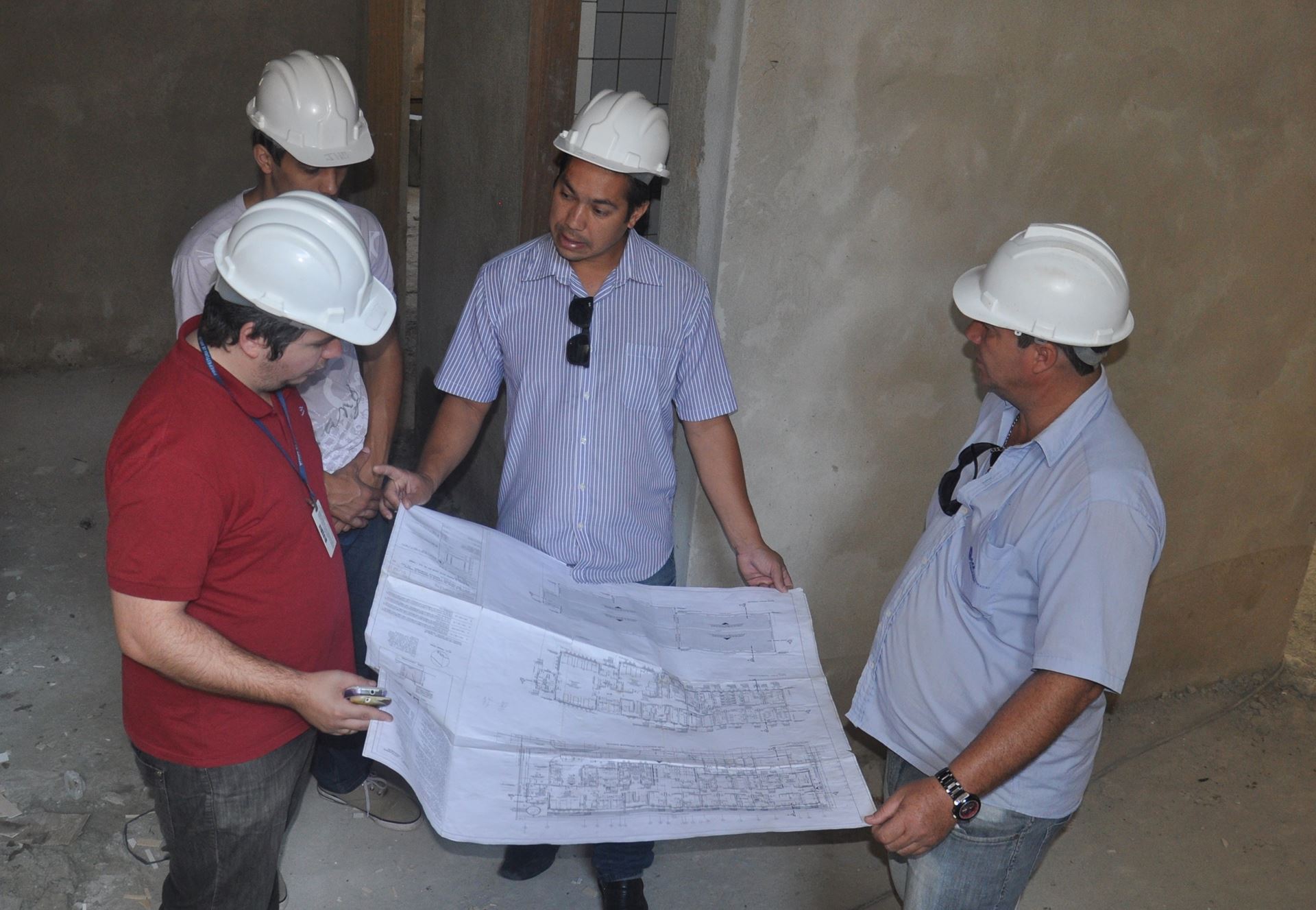 Rogério da Padaria visita UPA do Barreto; 75% das obras estão concluídas