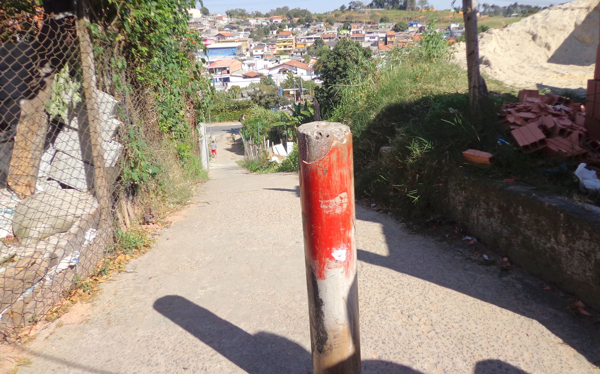 Moradores disputam espaço com veículos e motos em vielas do Mirante