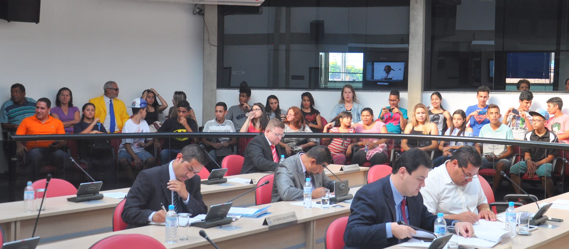 Vereadores debatem reestruturação das escolas e pedem mais diálogo com a rede pública