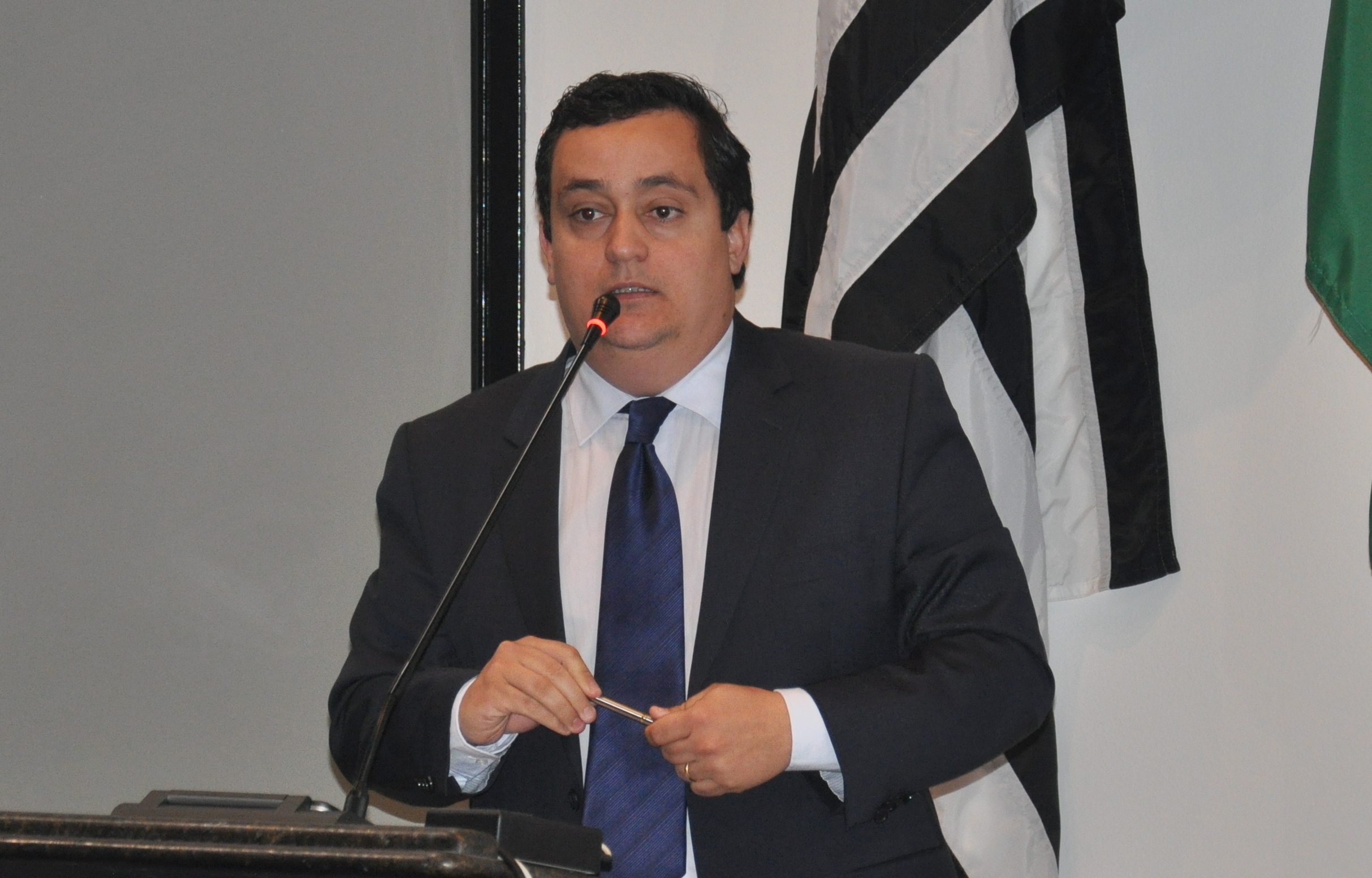Abelzinho solicita lombada para rua Comendador José Alcides Silva
