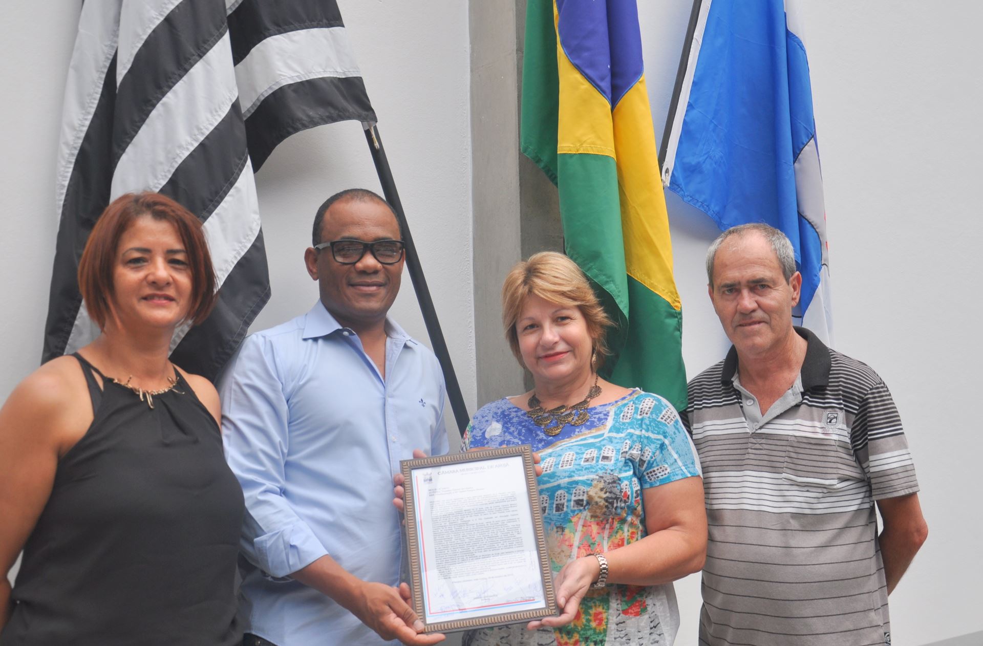 Gabriel dos Santos faz entrega de moção à professora Isabel Moreno