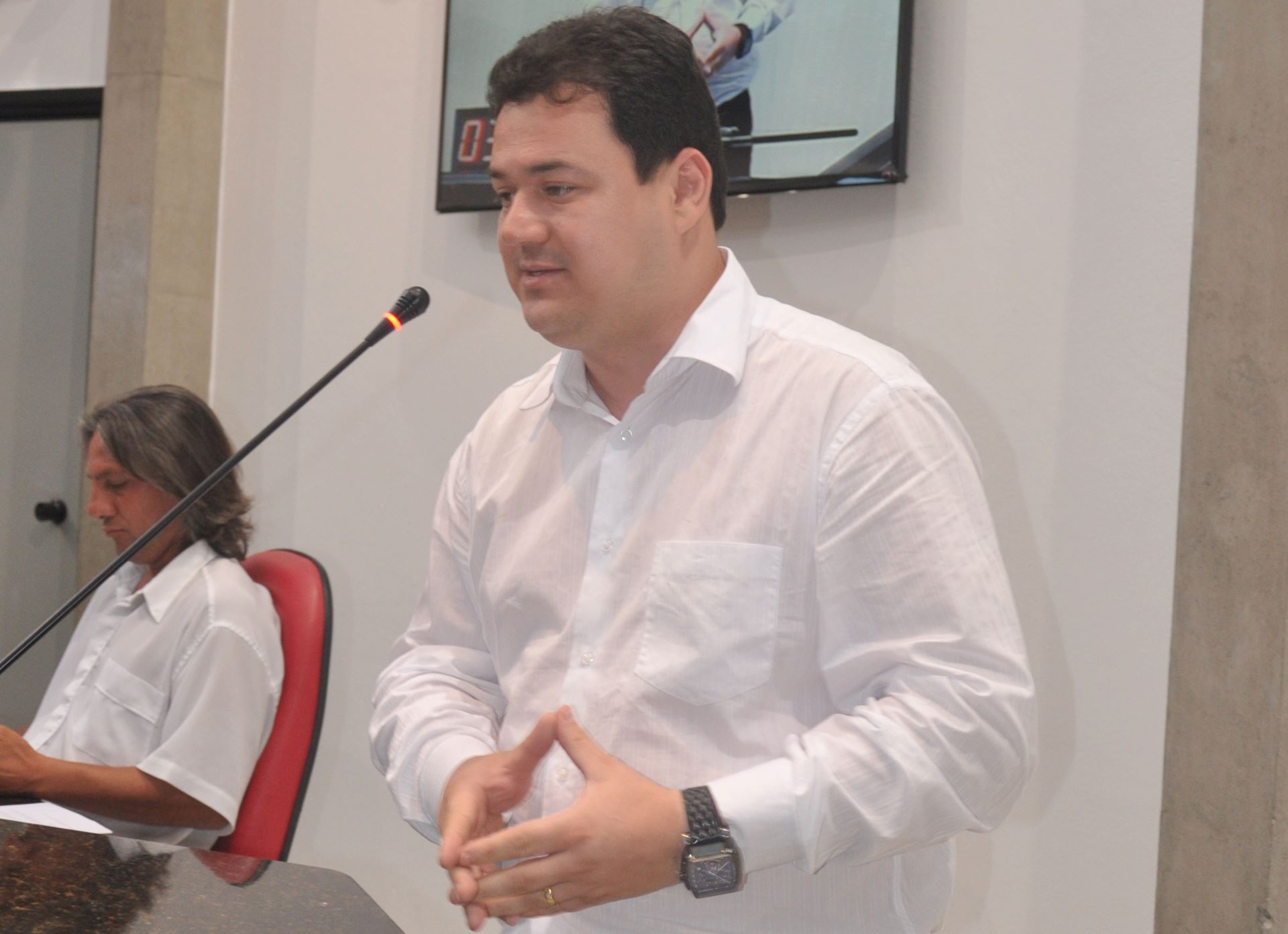 Dr.Márcio pede providências para famílias instaladas em área irregular no Mirante