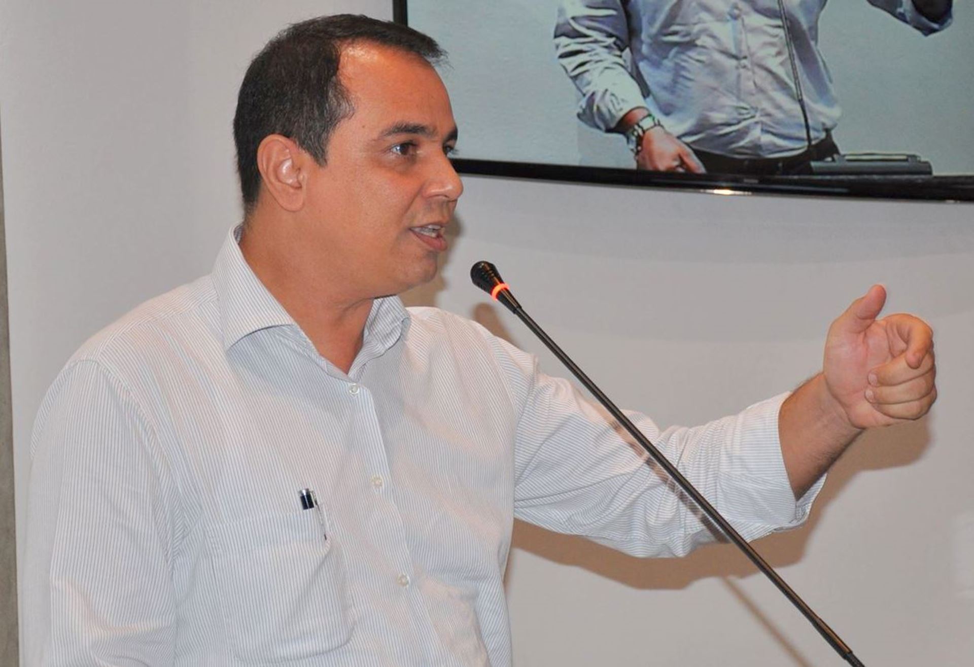 Dr. Wilson solicita informações sobre instalação de rede de esgoto no Barreto e no Pilar