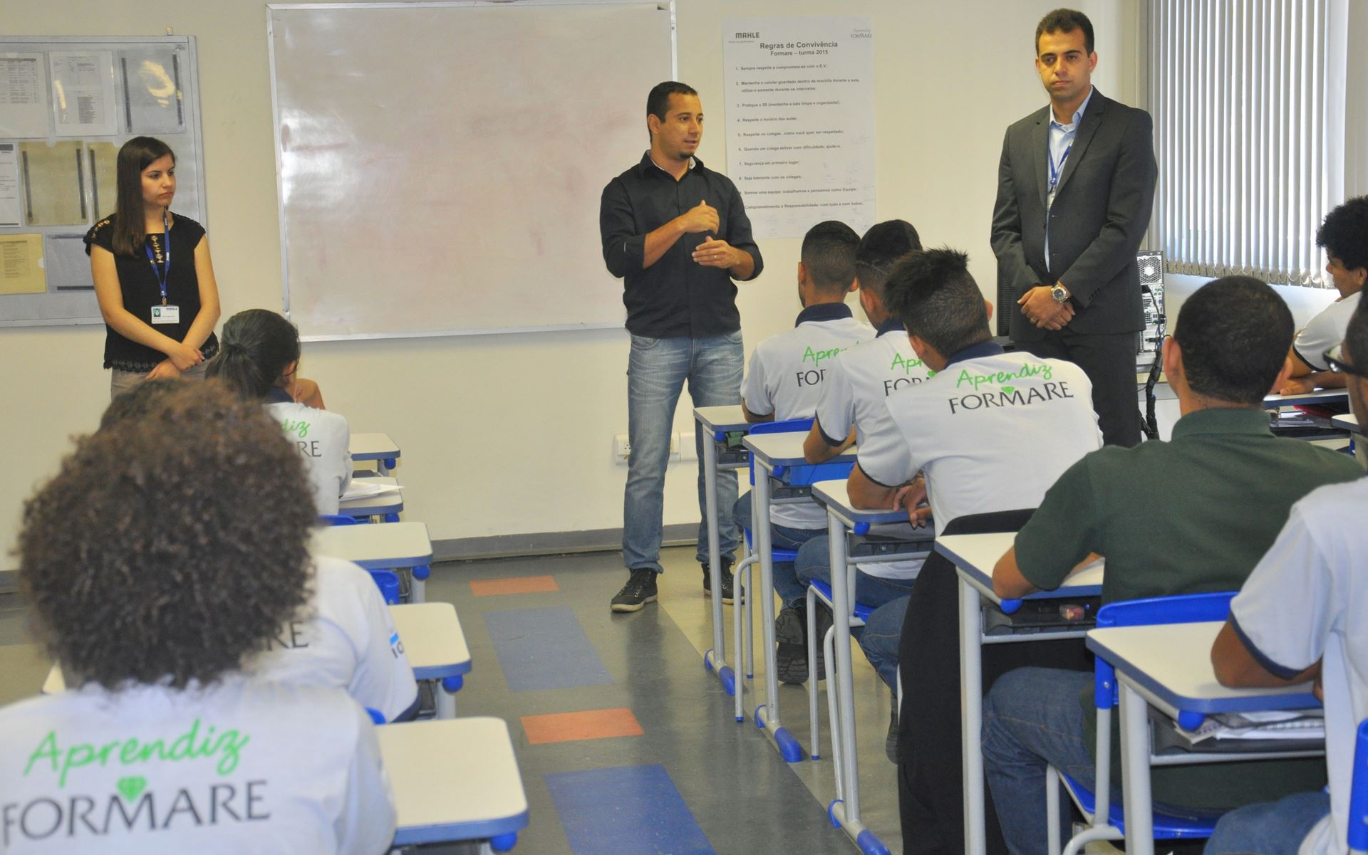 Caroba visita alunos do projeto Formare e destaca importância de jovens se interessarem pela política