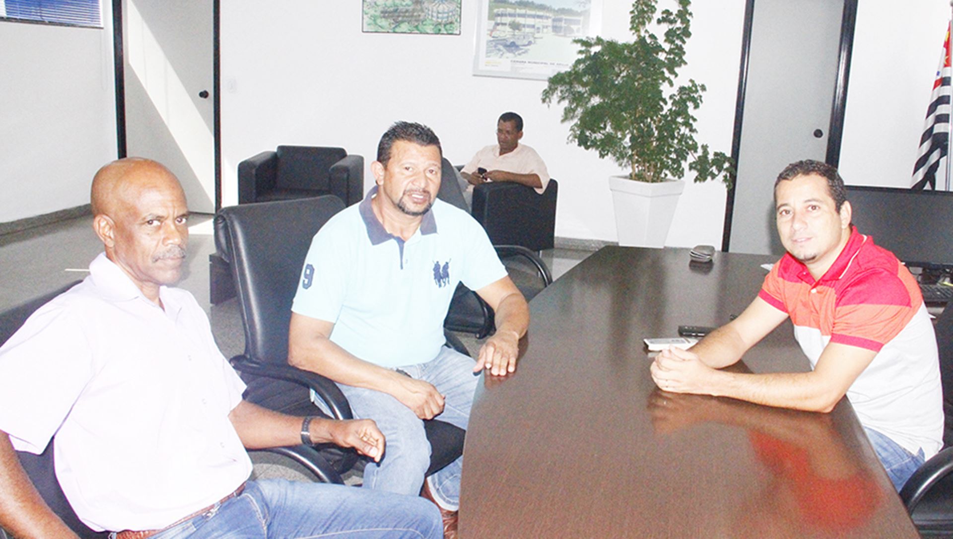 Caroba recebe vereador de Santa Isabel e discute problemas com nascente do Ribeirão Araraquara