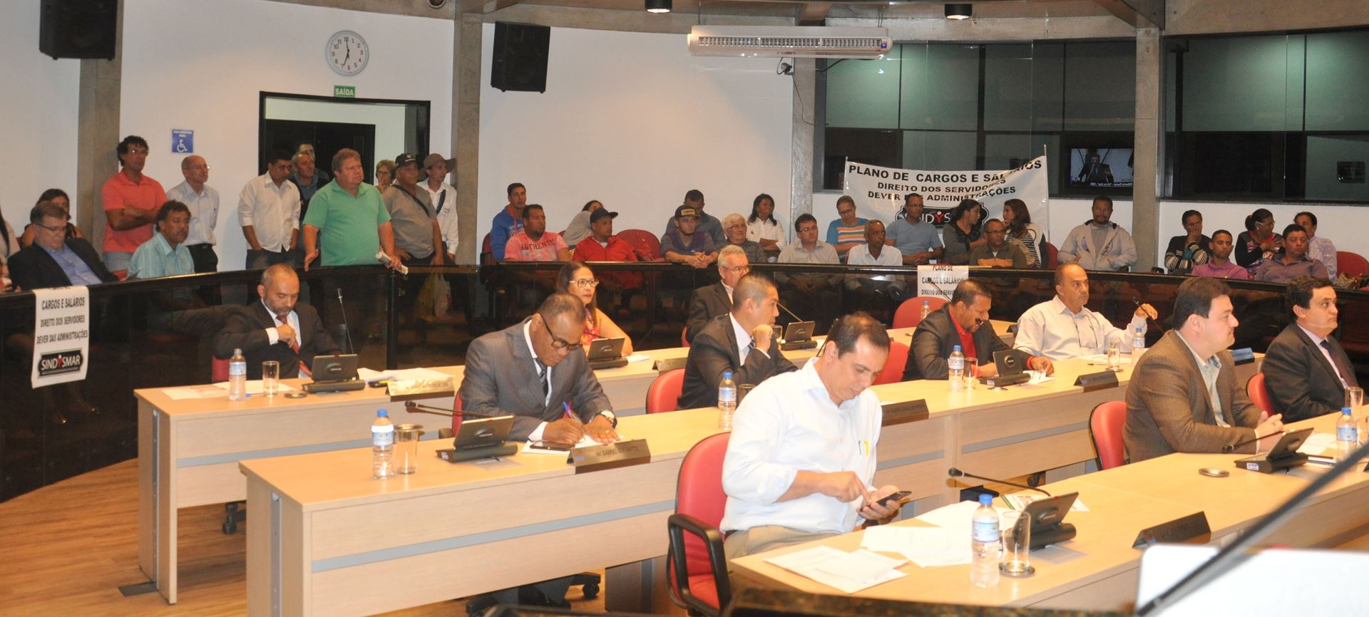 Vereadores anunciam desfiliações e alteram configuração partidária na Câmara