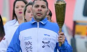 Atleta arujaense é homenageado após conduzir Tocha Olímpica