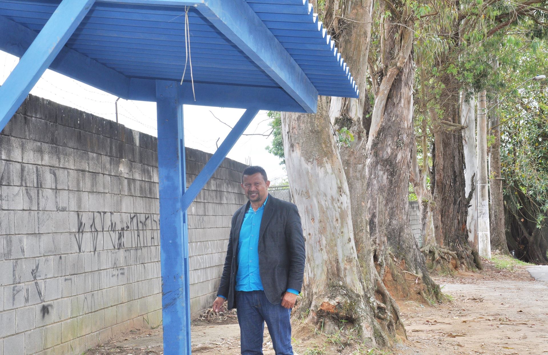 A pedido de Jussival, Prefeitura instala ponto de ônibus na Estrada da Peinha