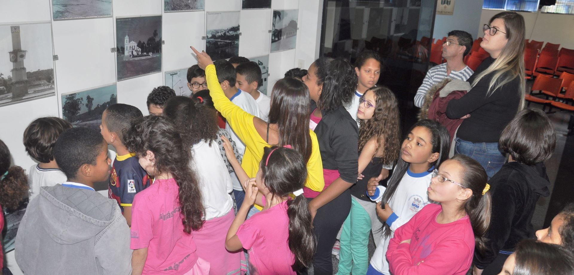 Como parte do projeto Eleições na Escola alunos do Sidônia visitam a Câmara