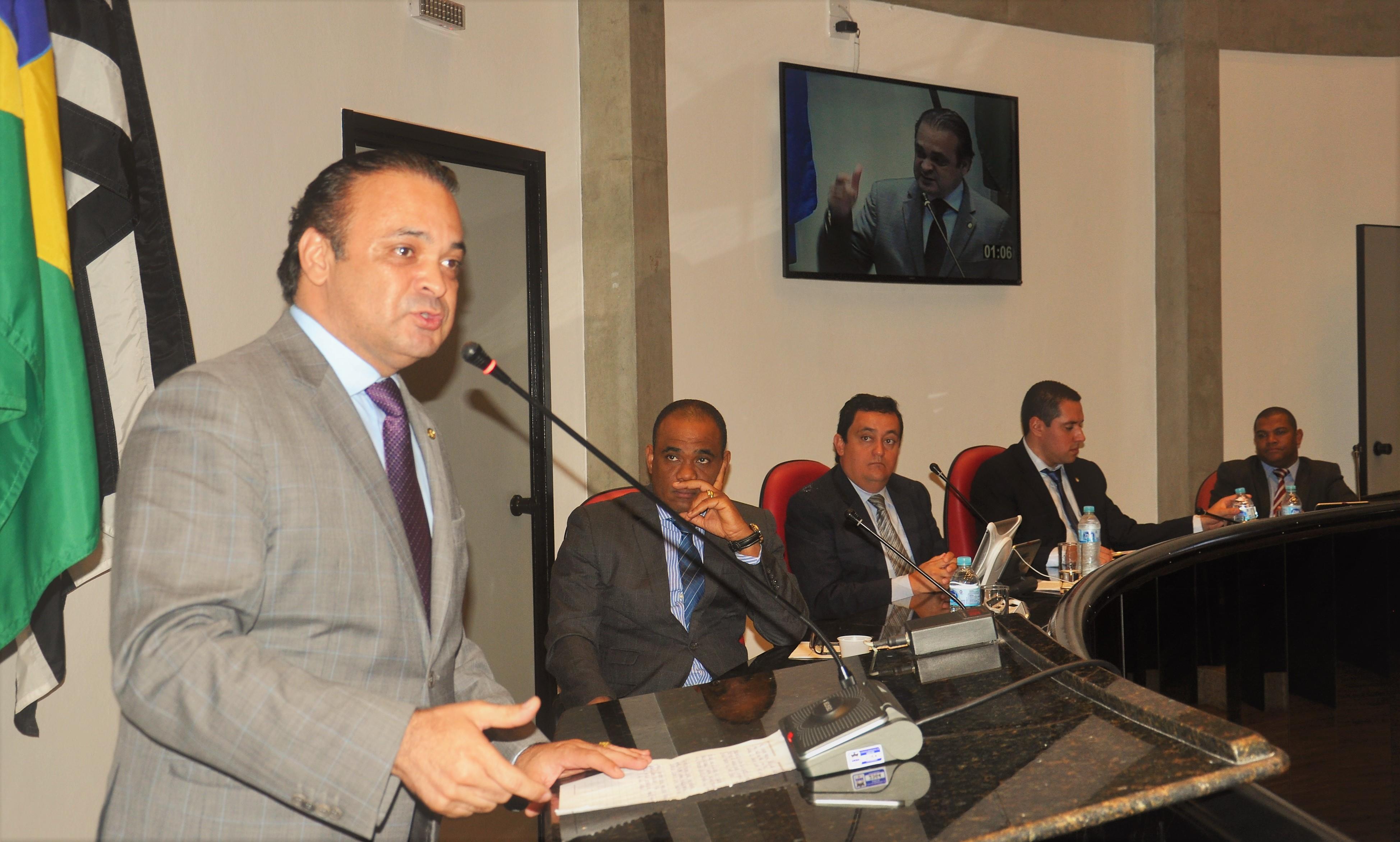 "Sociedade está cada vez mais crítica e exigente com a classe política", diz deputado Lucena