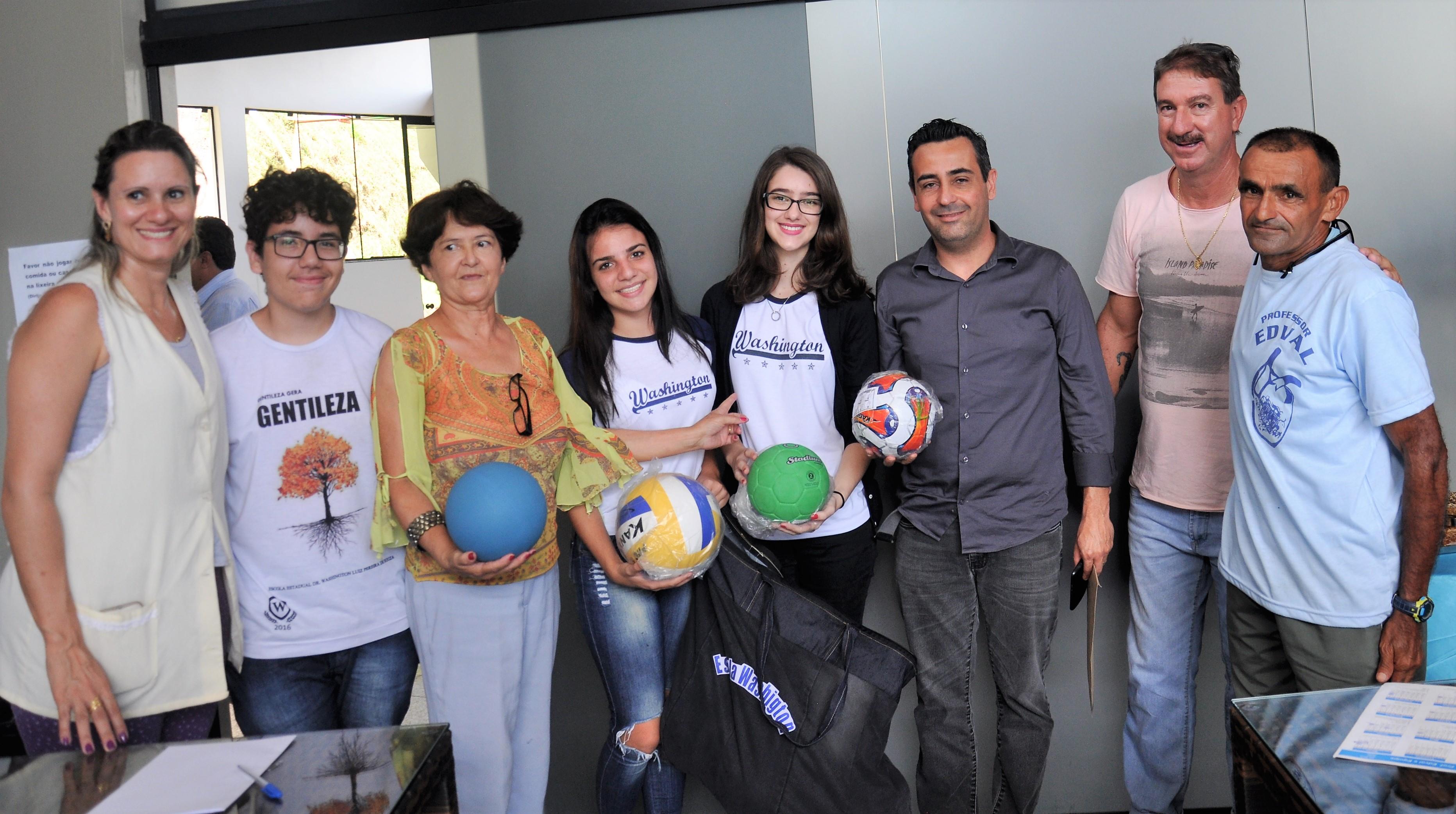 Profº Edval doa kits para escolas estaduais de Arujá