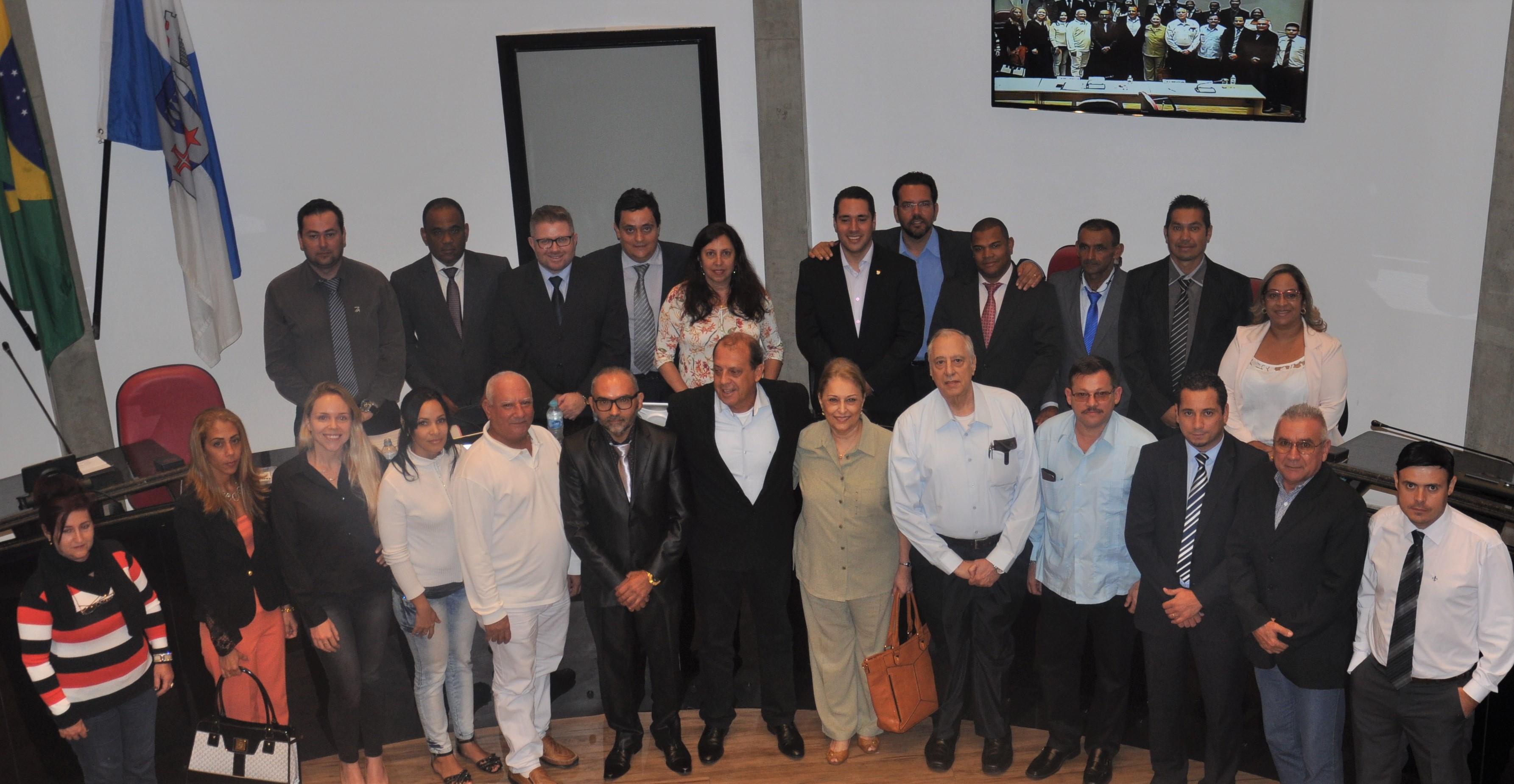Cônsul Geral de Cuba, Nelida Hernandéz, prestigia sessão da Câmara de Arujá