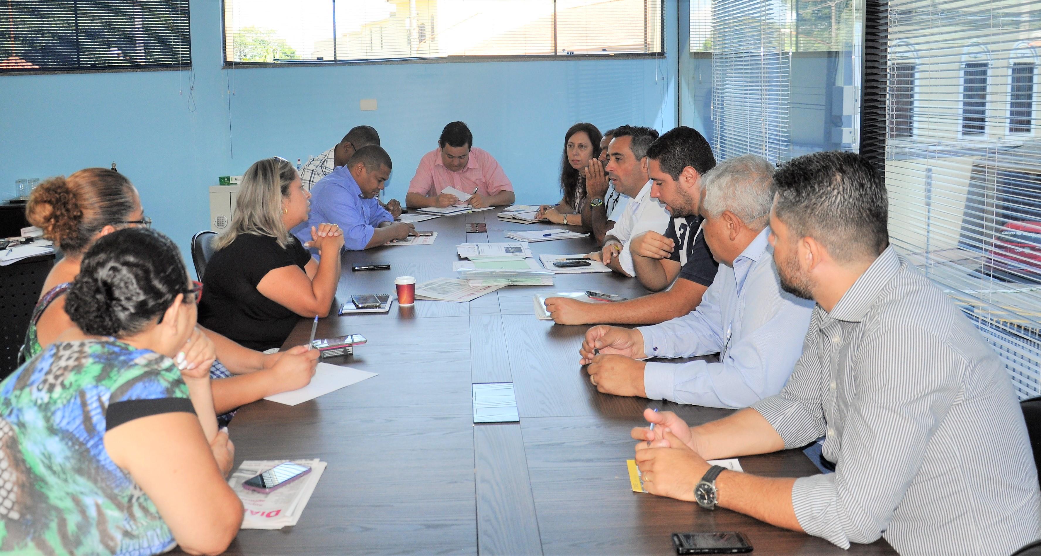 Secretaria de Serviços: investimento em iluminação ornamental e planos para Operação Tapa-Buraco