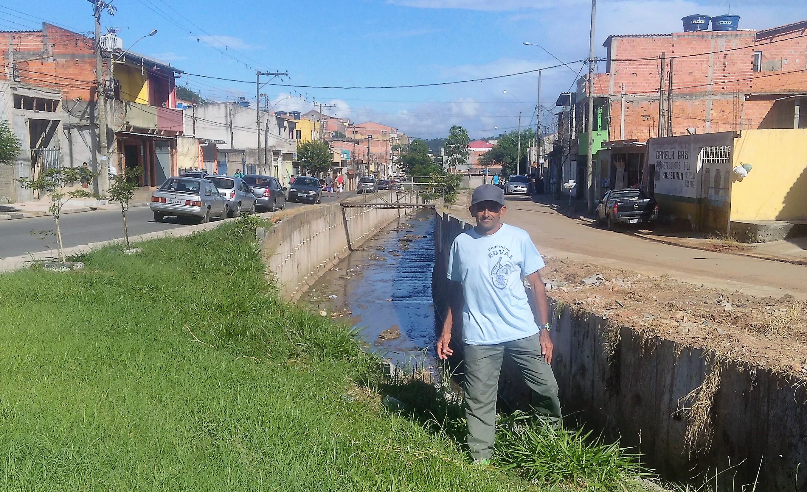 A pedido do Profº Edval, Prefeitura inicia limpeza de córrego no Parque Rodrigo Barreto
