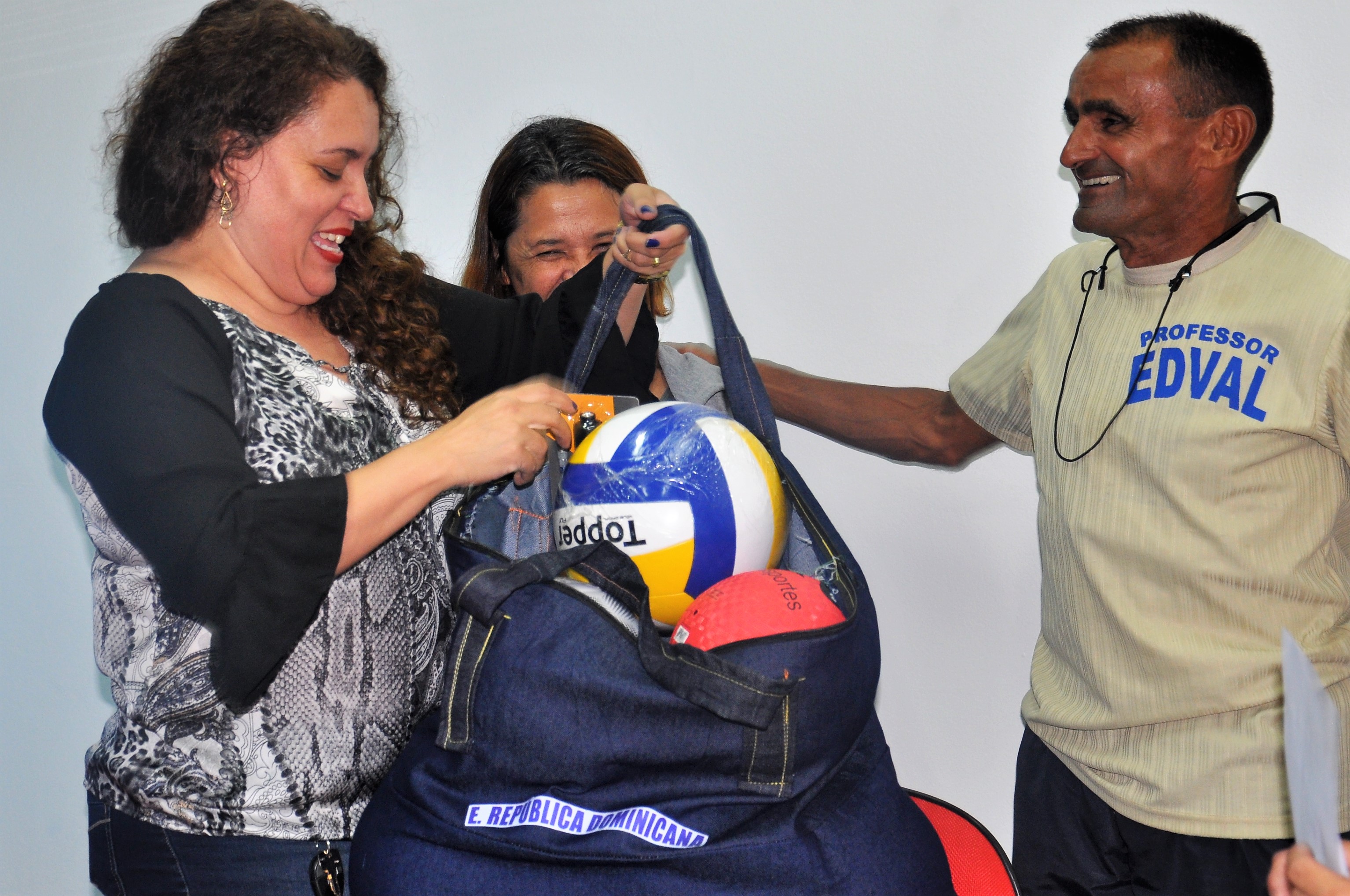 Profº Edval entrega kits esportivos para mais quatro escolas estaduais