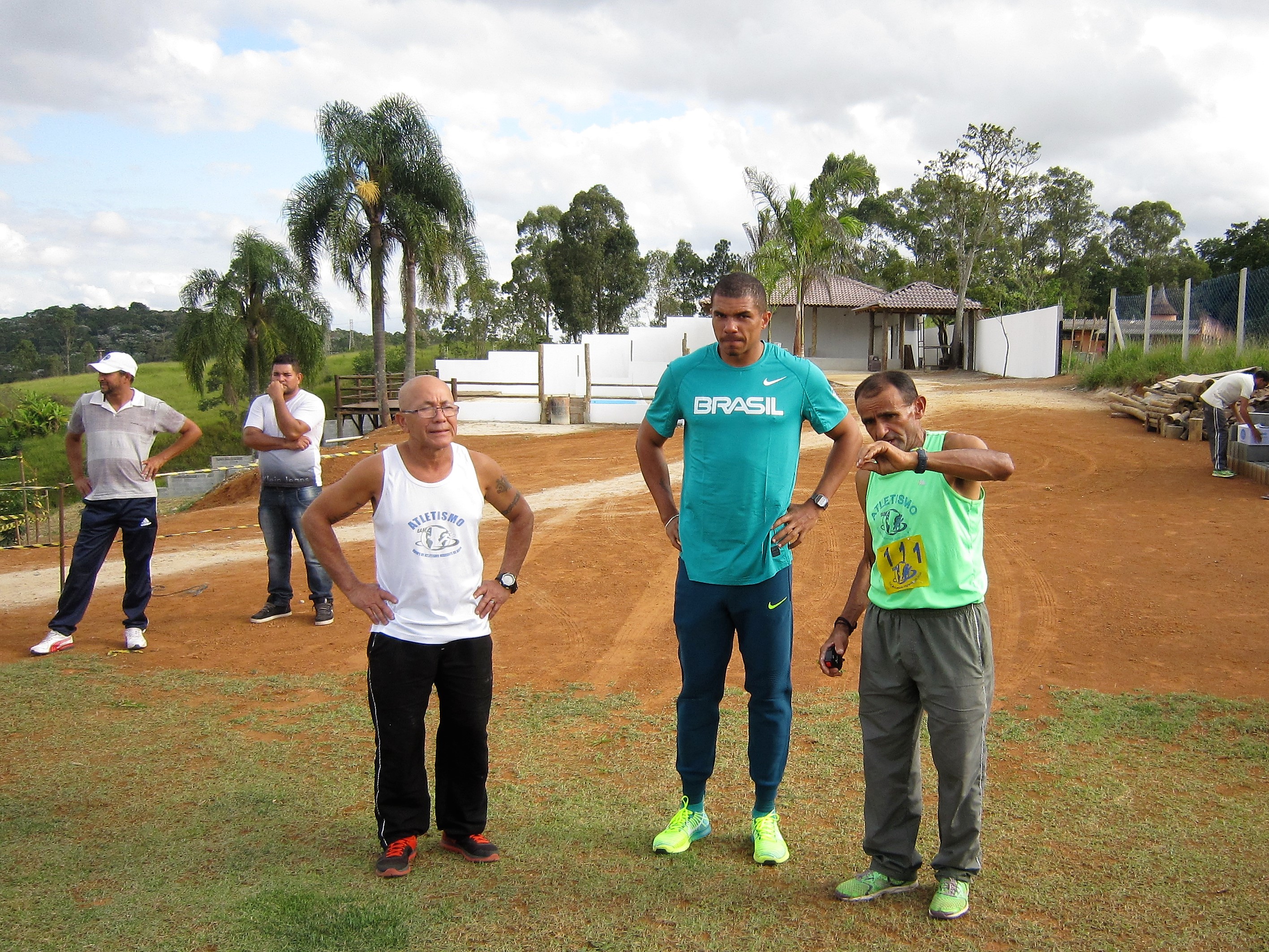 Mais de 200 pessoas participam de evento esportivo organizado pelo professor Edval