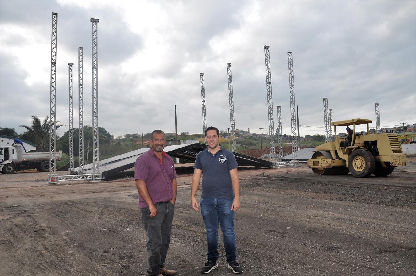 Rafael Laranjeira verifica trabalho de montagem de estrutura para festa