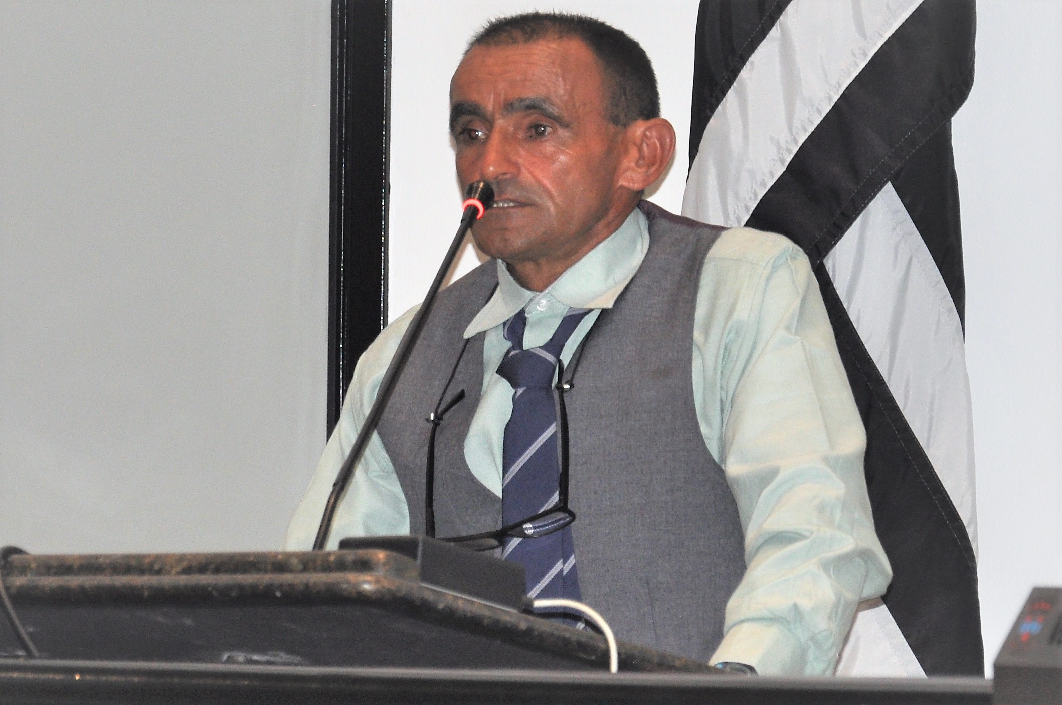 Professor Edval questiona Prefeitura sobre prazo para viabilizar rebaixamento de guias