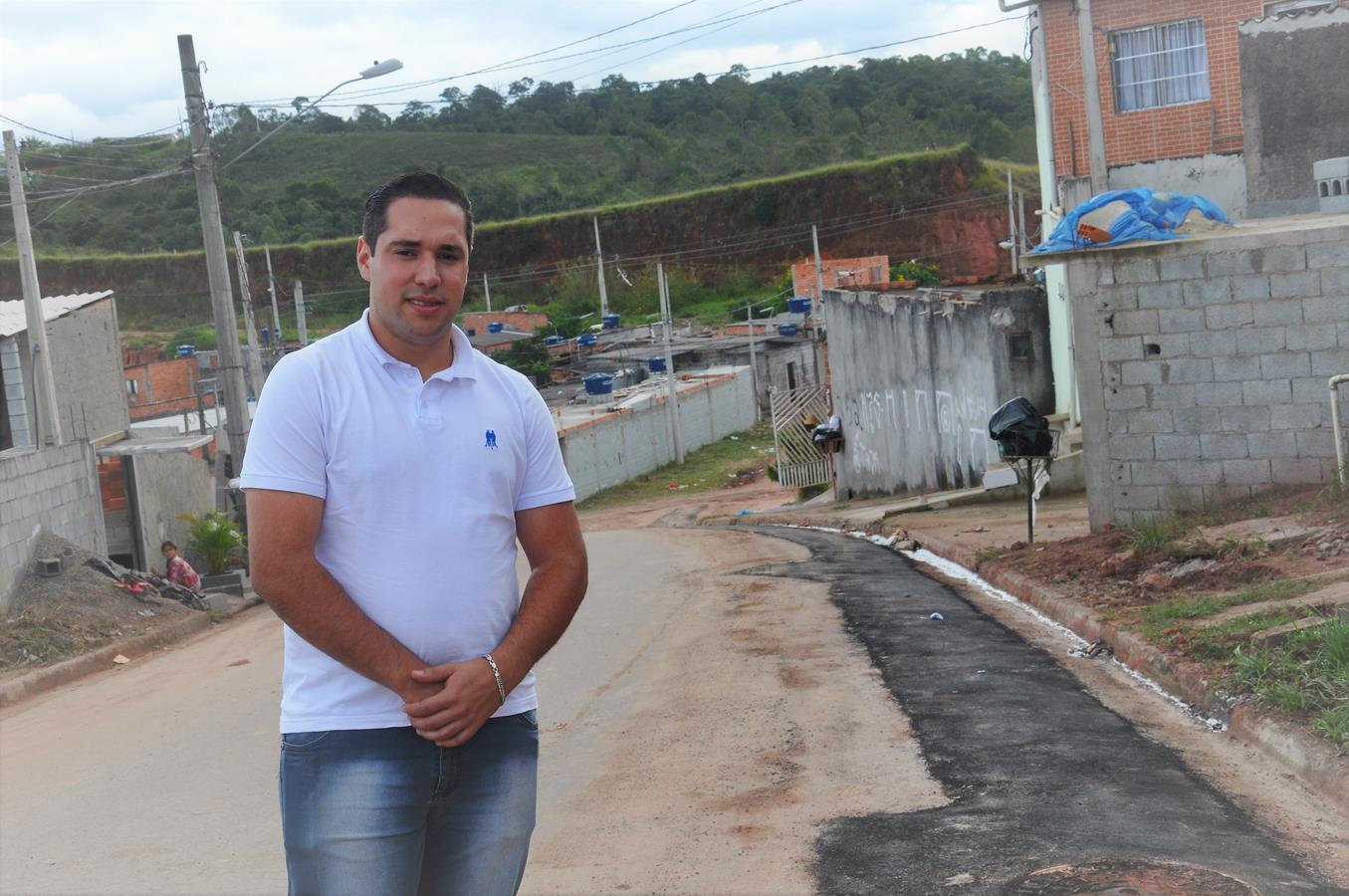 Rafael Laranjeira vistoria ligação de rede de esgoto realizada nas ruas 55 e 59 do Barreto