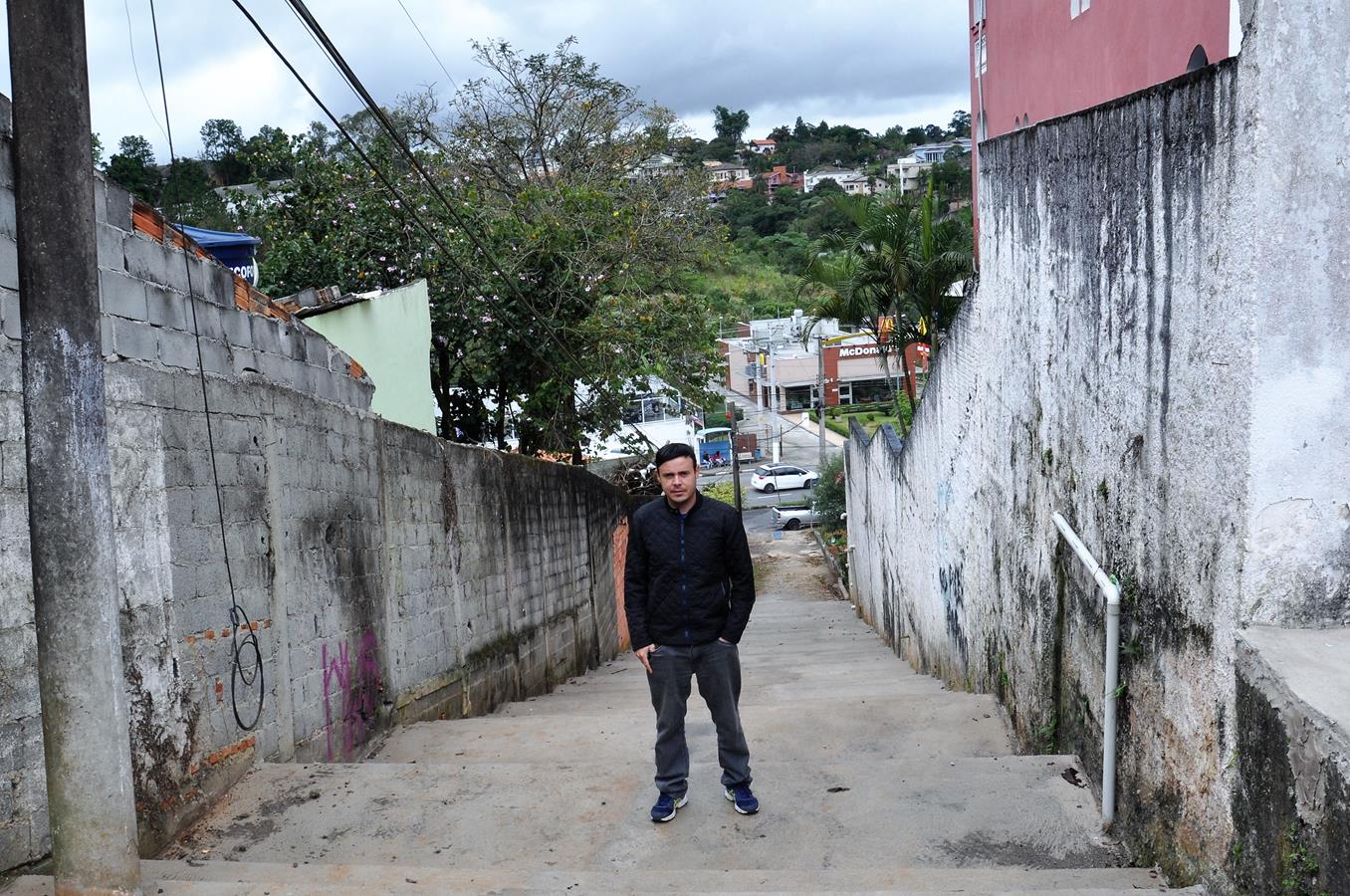 A pedido de Paulinho Maiolino, Prefeitura constrói escadão no bairro Nossa Senhora do Carmo