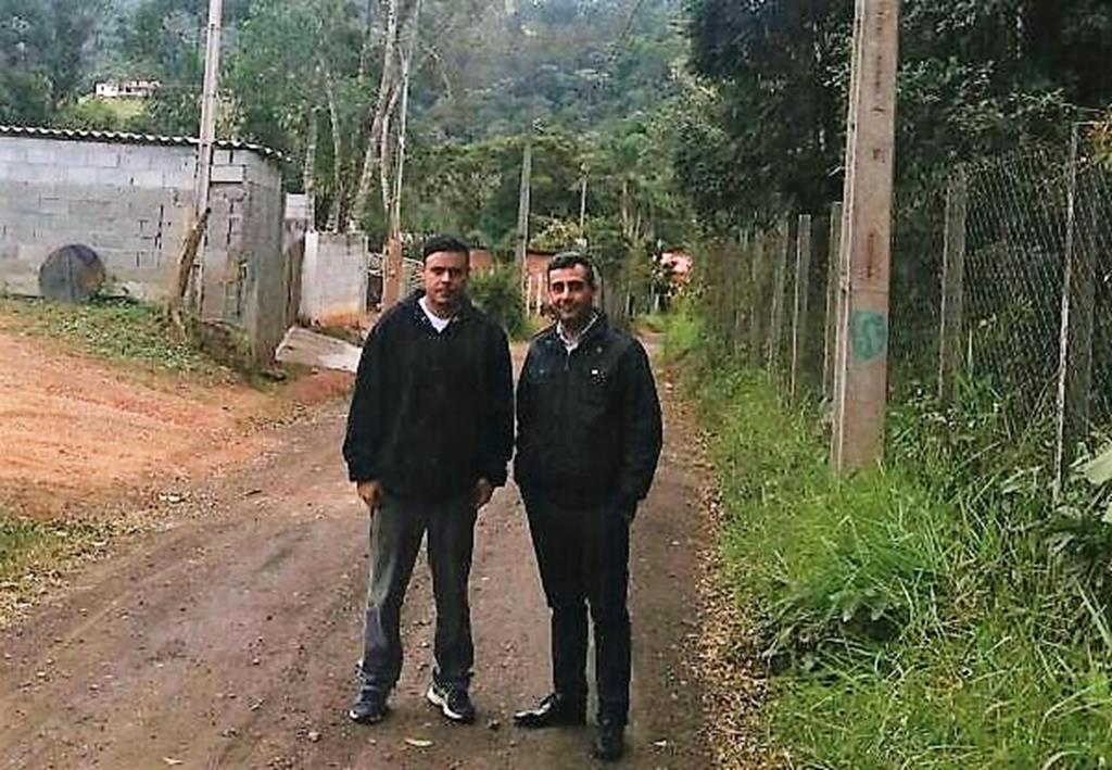 Paulinho Maiolino confere ações de melhoria na rua F no bairro São Domingos