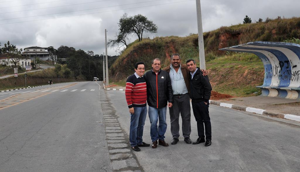 Abelzinho acompanha José Luiz e Leandro Larini em vistoria na Estrada de Santa Isabel