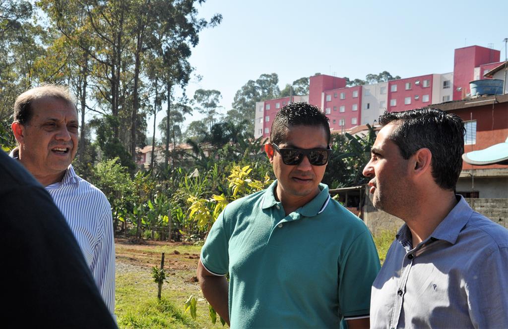 Rogério da Padaria vistoria obras de ampliação da rede de águas pluviais no Jardim Emília