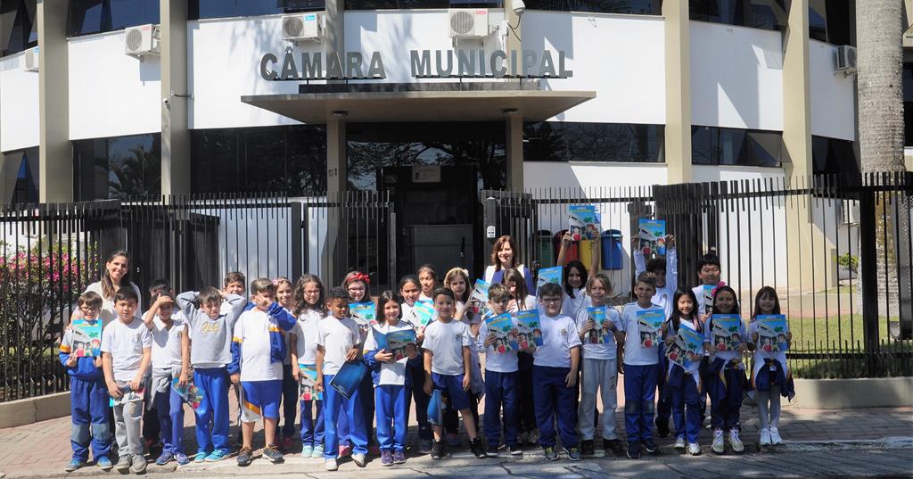 Estudantes do Colégio Ipê visitam Câmara de Arujá