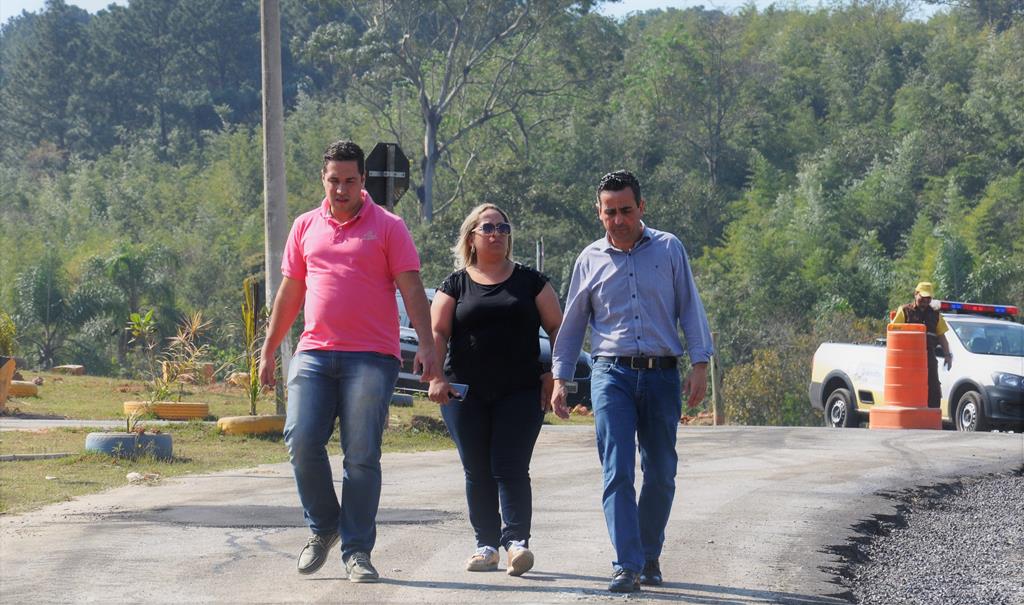 Vereadores conferem serviços de infraestrutura em rotatória na Costa e Costa