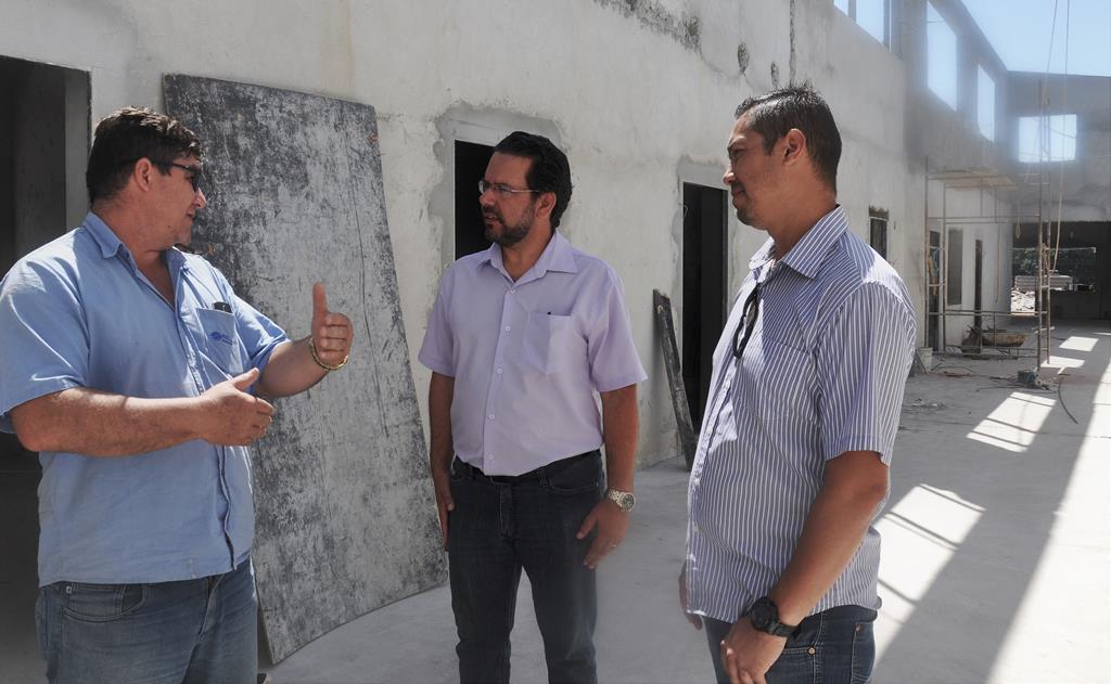 Luiz Fernando e Rogério da Padaria fazem mais uma vistoria à UBS do Pilar