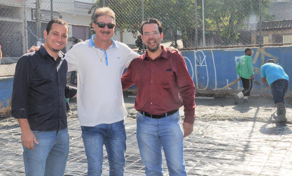 Luiz Fernando e Caroba acompanham serviços de concretagem da quadra do Jardim Real