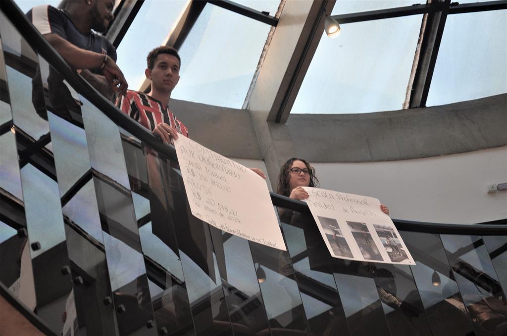Em protesto, estudantes lotam Câmara e pedem apoio à renovação de convênio