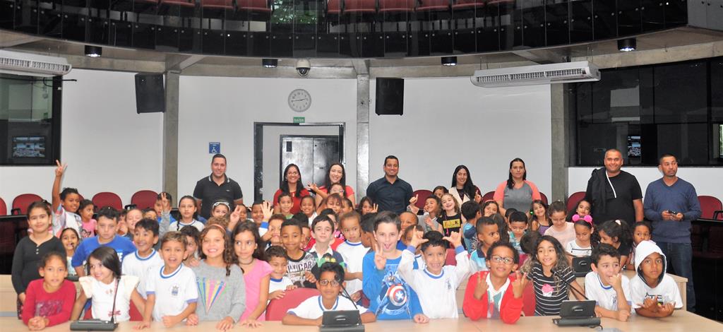 Alunos da Escola Municipal Marisa Pendeza fazem visita monitorada à Câmara