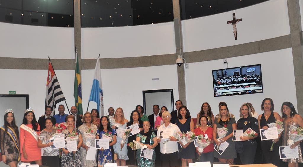 Em noite festiva, Legislativo homenageia mulheres