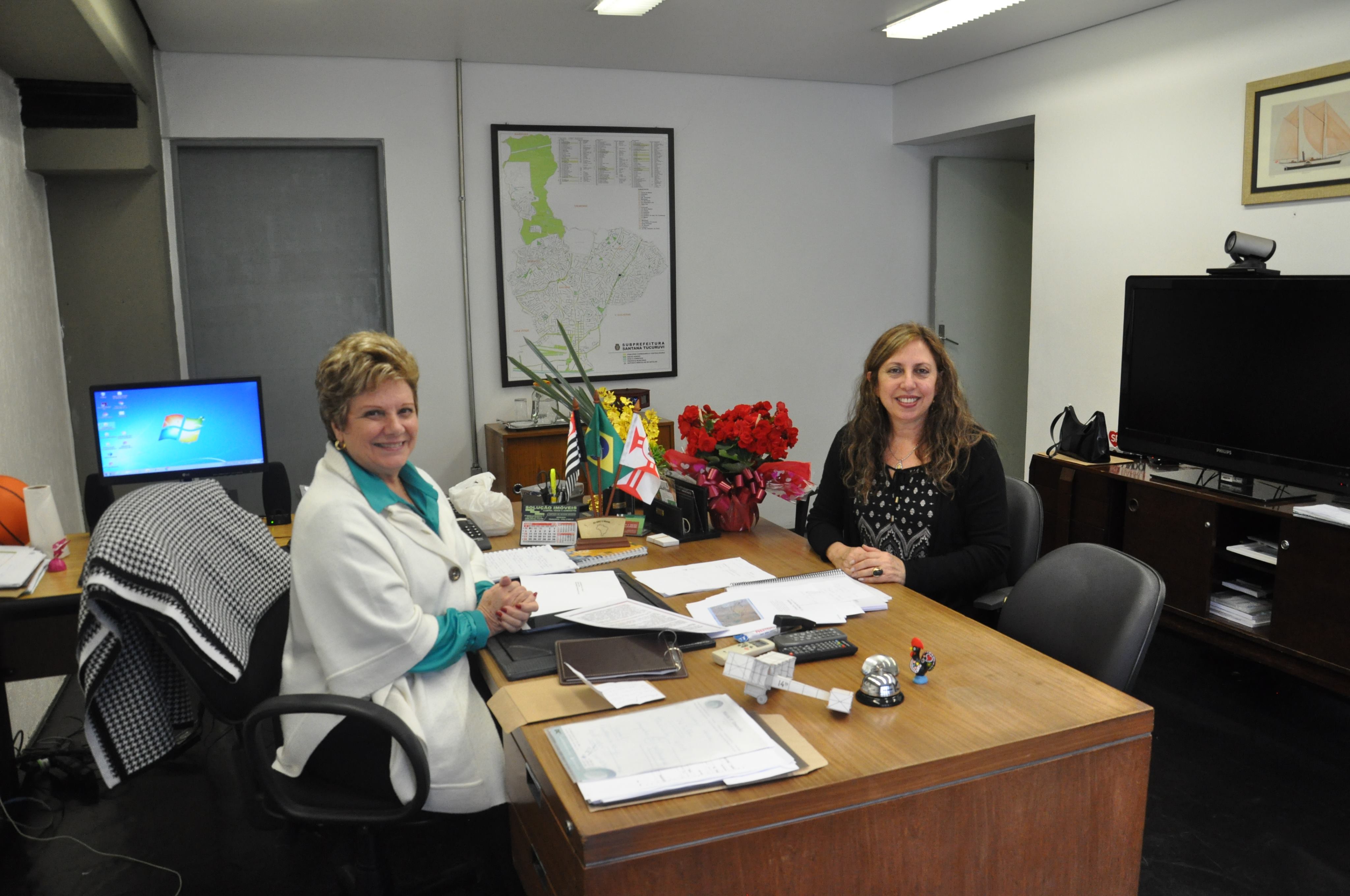 Ana Poli entrega pessoalmente moção de aplausos a prefeita regional