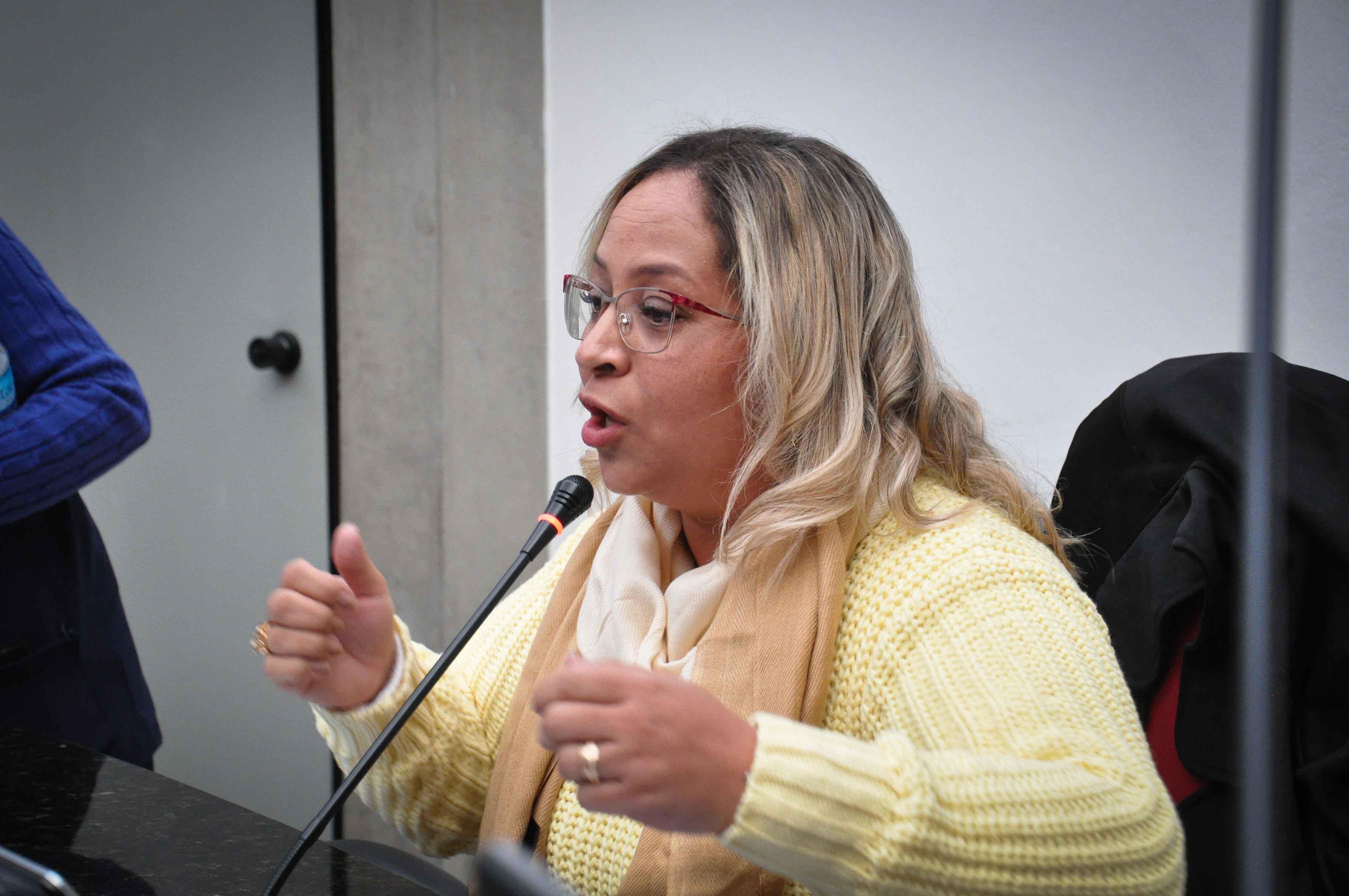 Profª Cris do Barreto sugere à Prefeitura a padronização dos pontos de ônibus